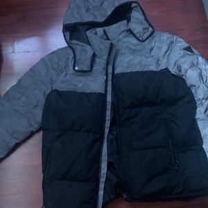Two guess coats one size large on is a medium